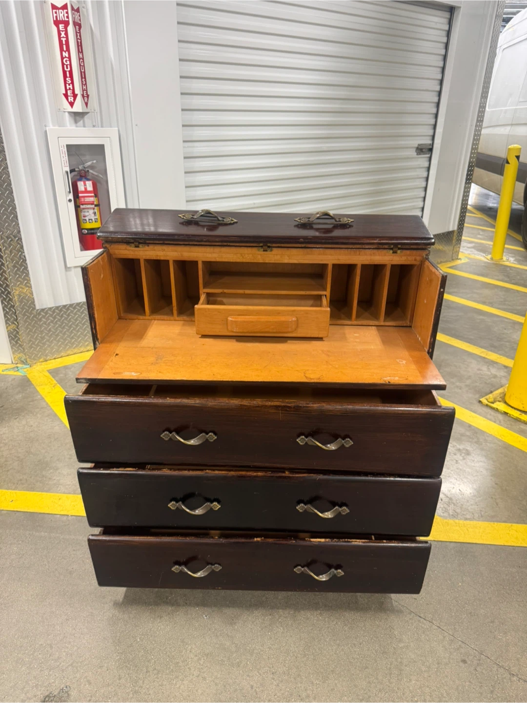 Free delivery desk & dresser - photo 2