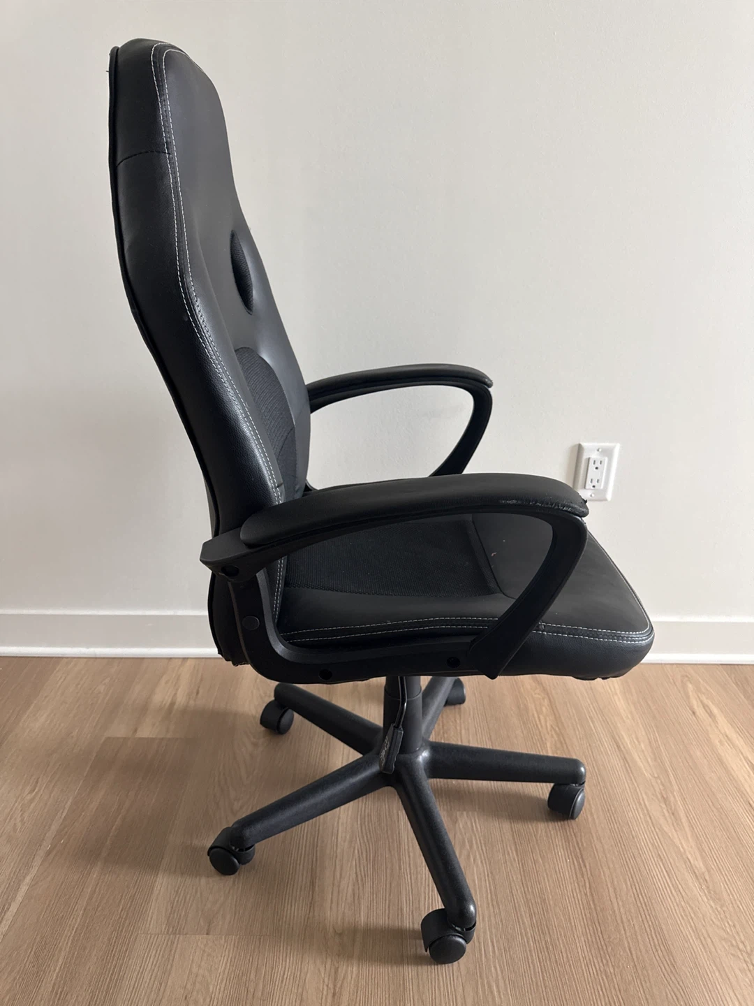 Black Gaming Chair - photo 2