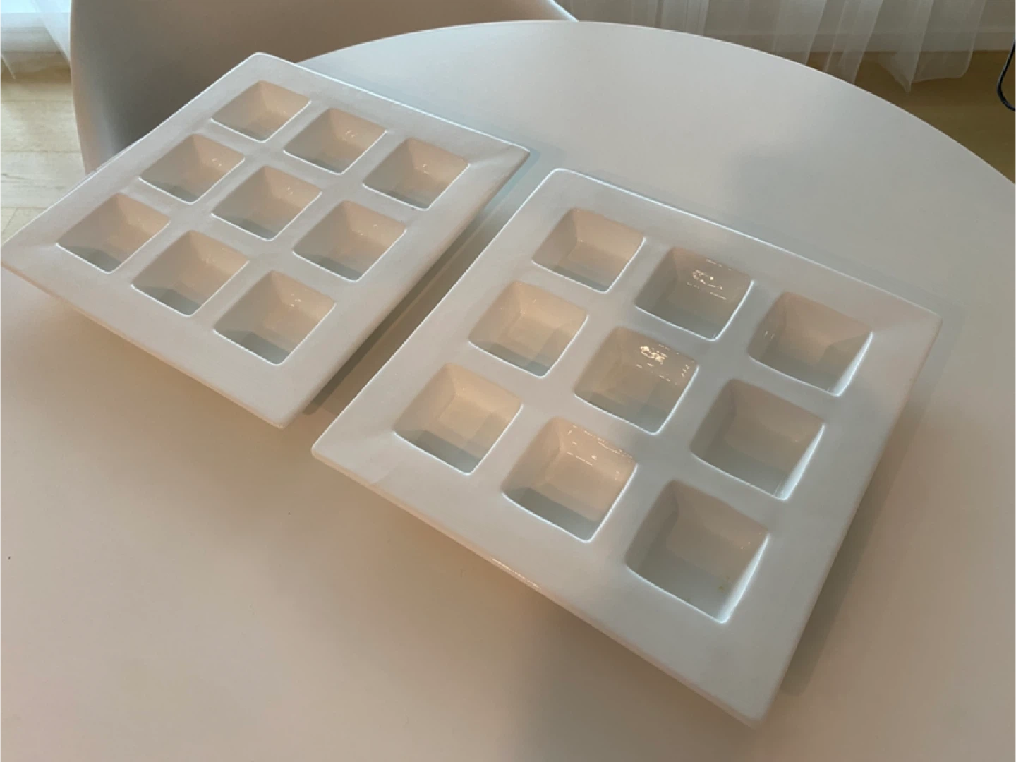 Set of 2 White Square Serving Trays - photo 2