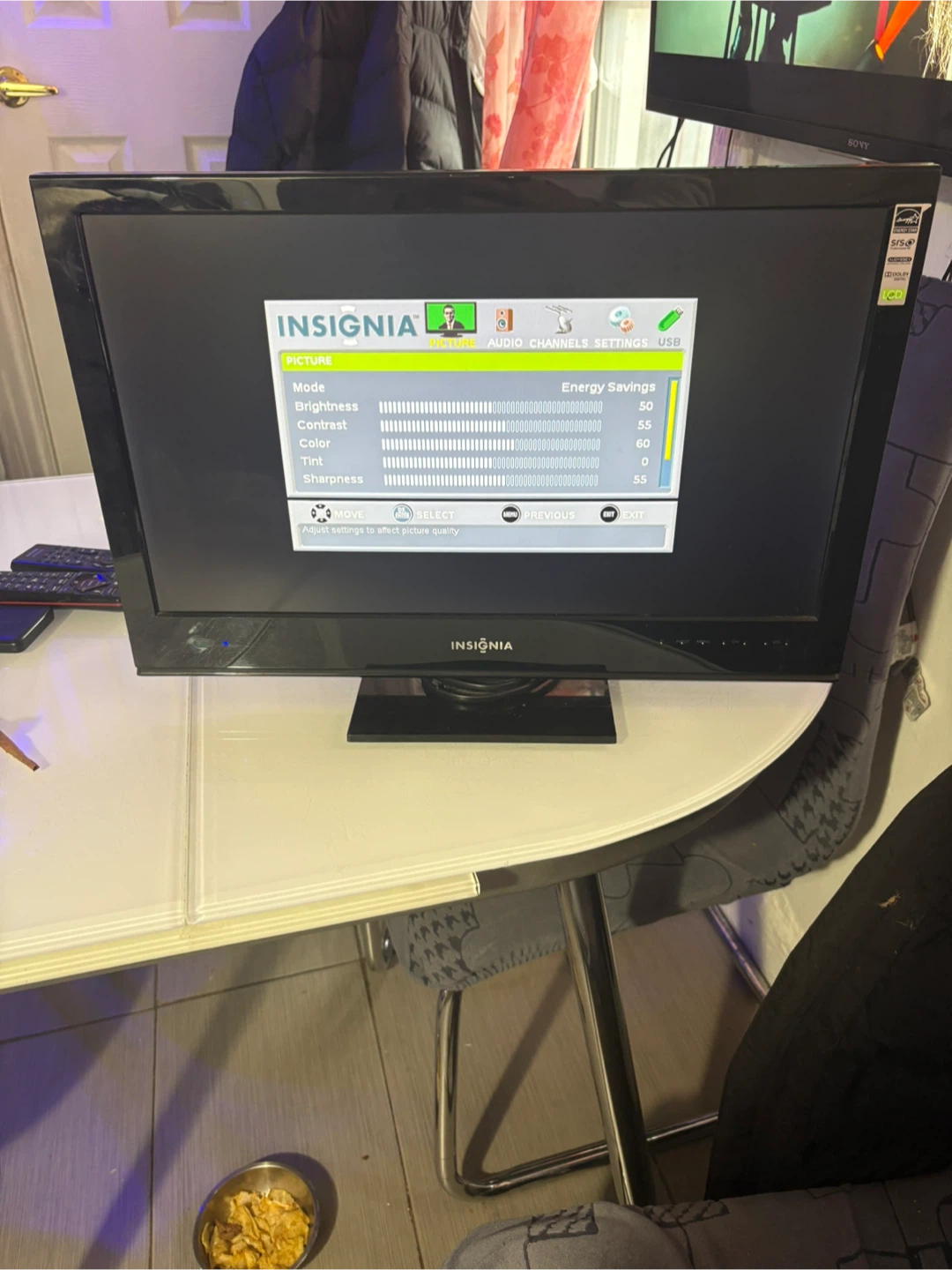 Insignia 32" HD LED TV - photo 2