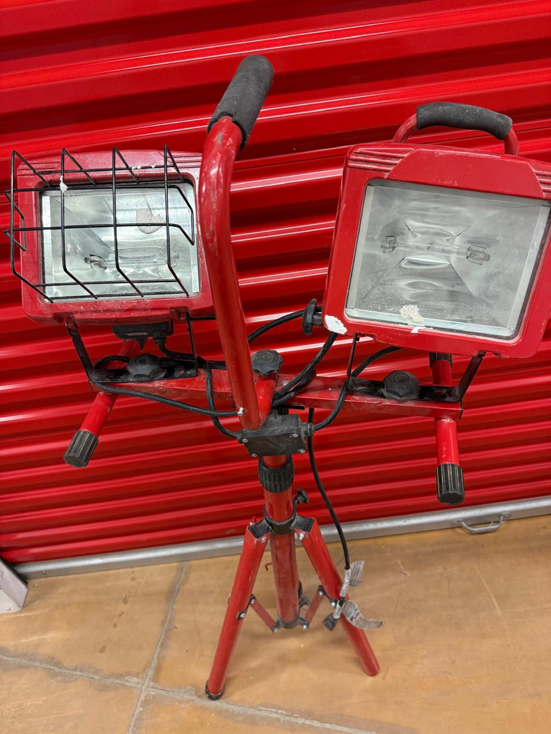 Double Headed Red Tripod Work Light - photo 2