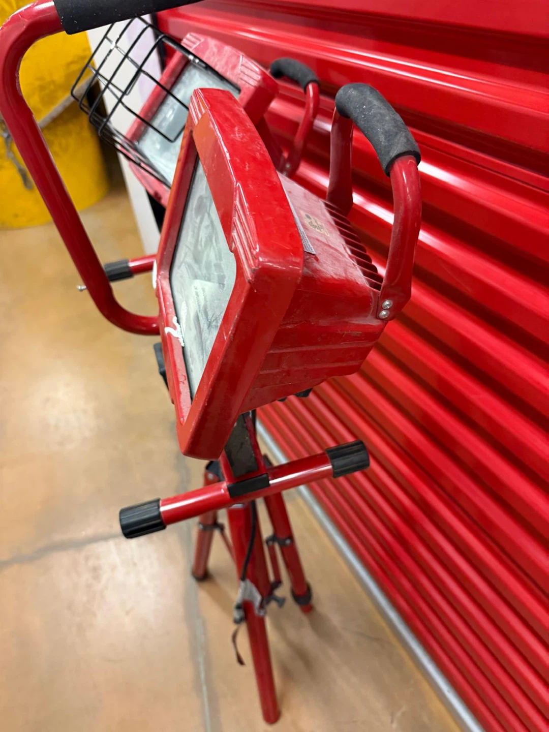 Double Headed Red Tripod Work Light - photo 3