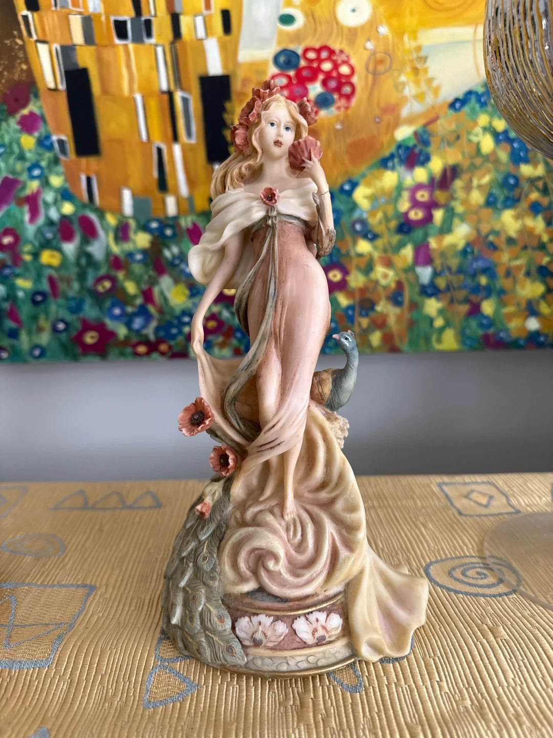Nouveau classique Figurine of a Woman with Peacock