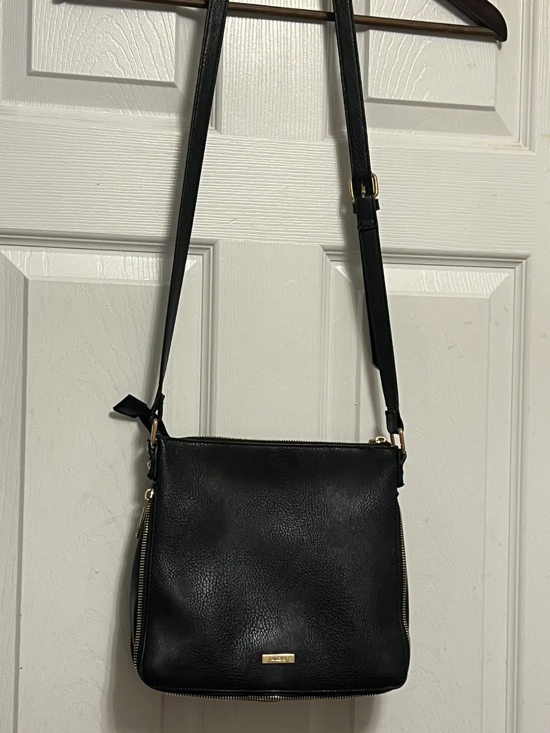Black Aldo crossbody purse with gold hardware - photo 3