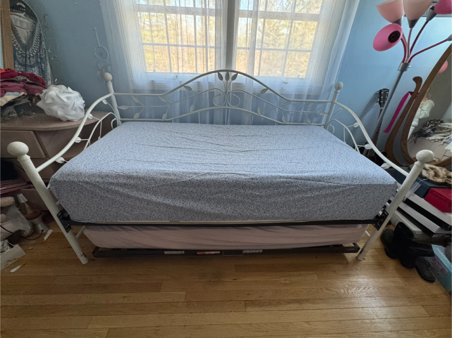 White Metal Daybed with Trundle