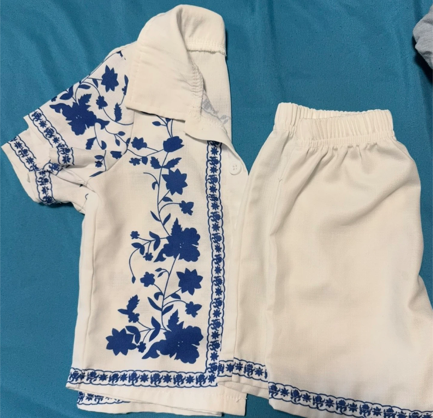 White and Blue Floral Button-Up Shirt and Shorts Set - photo 2