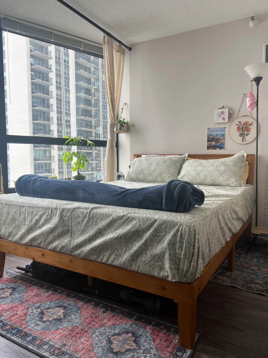 Wooden Bed Frame and Memory foam mattress - Queen sized - photo 2