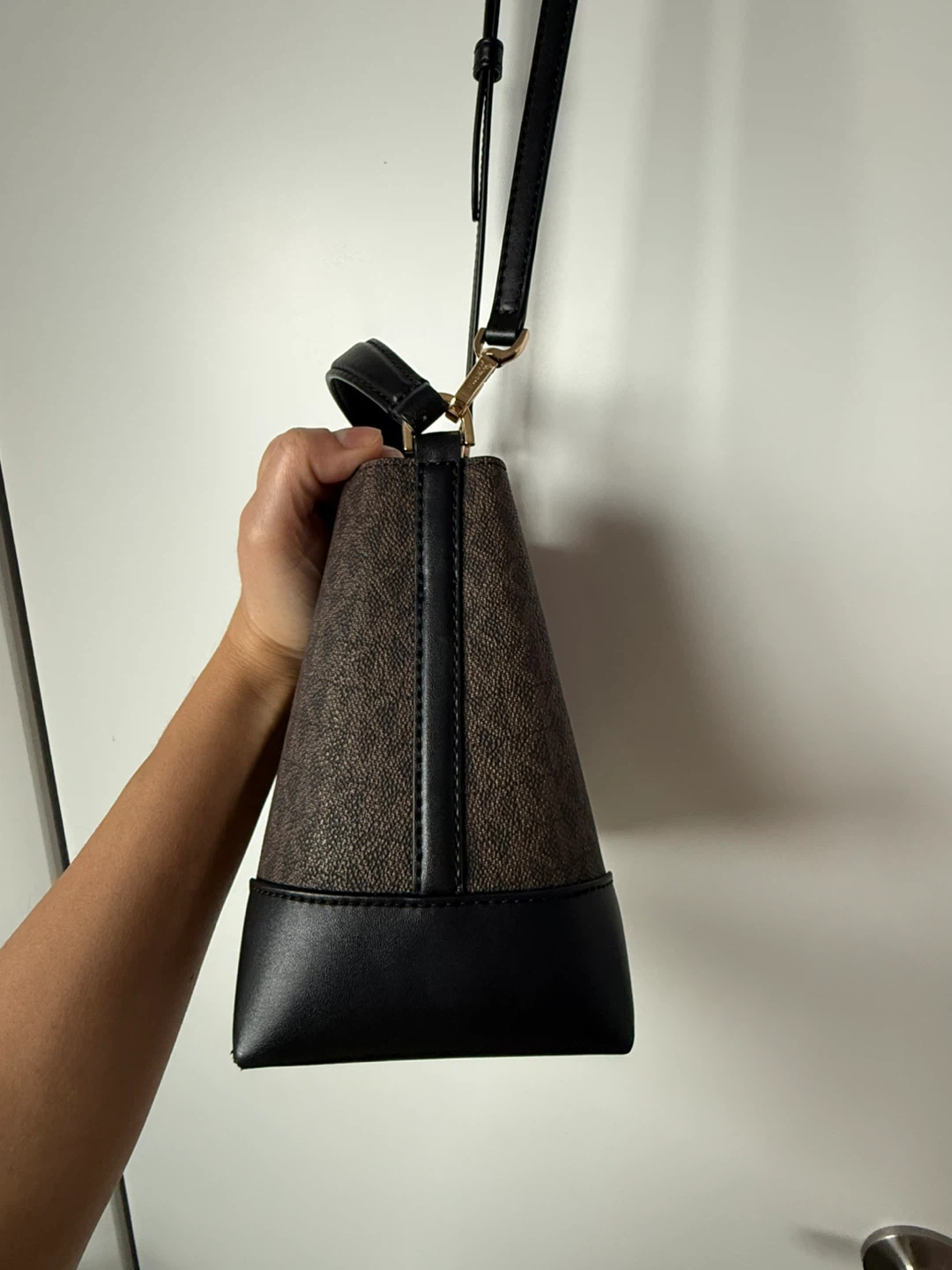 Michael Kors Bucket Bag - Brown Signature Print - photo 2