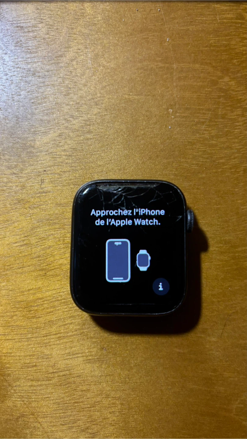 Apple Watch Series 4 (Cracked Screen) - photo 2