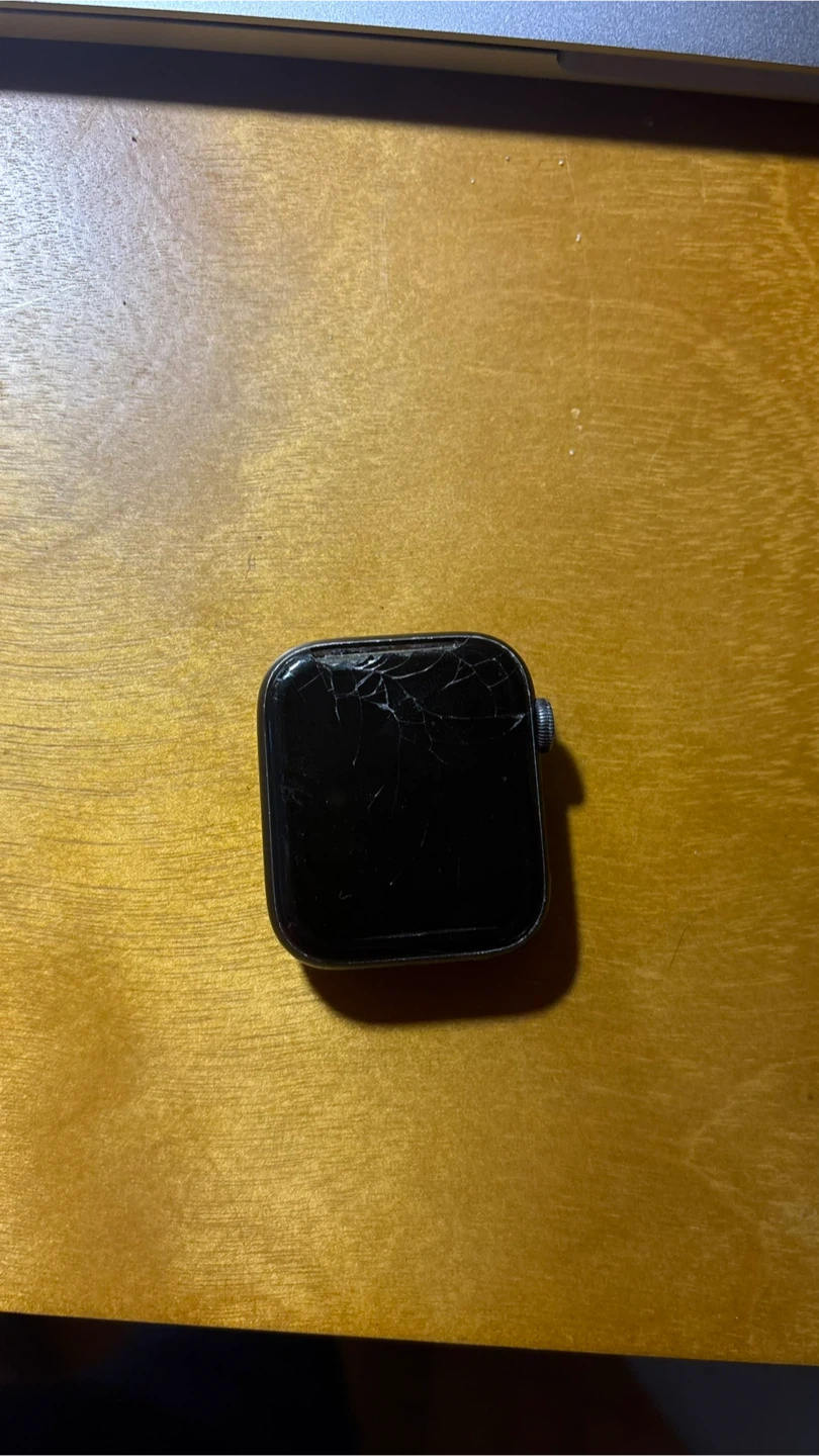 Apple Watch Series 4 (Cracked Screen) - photo 4