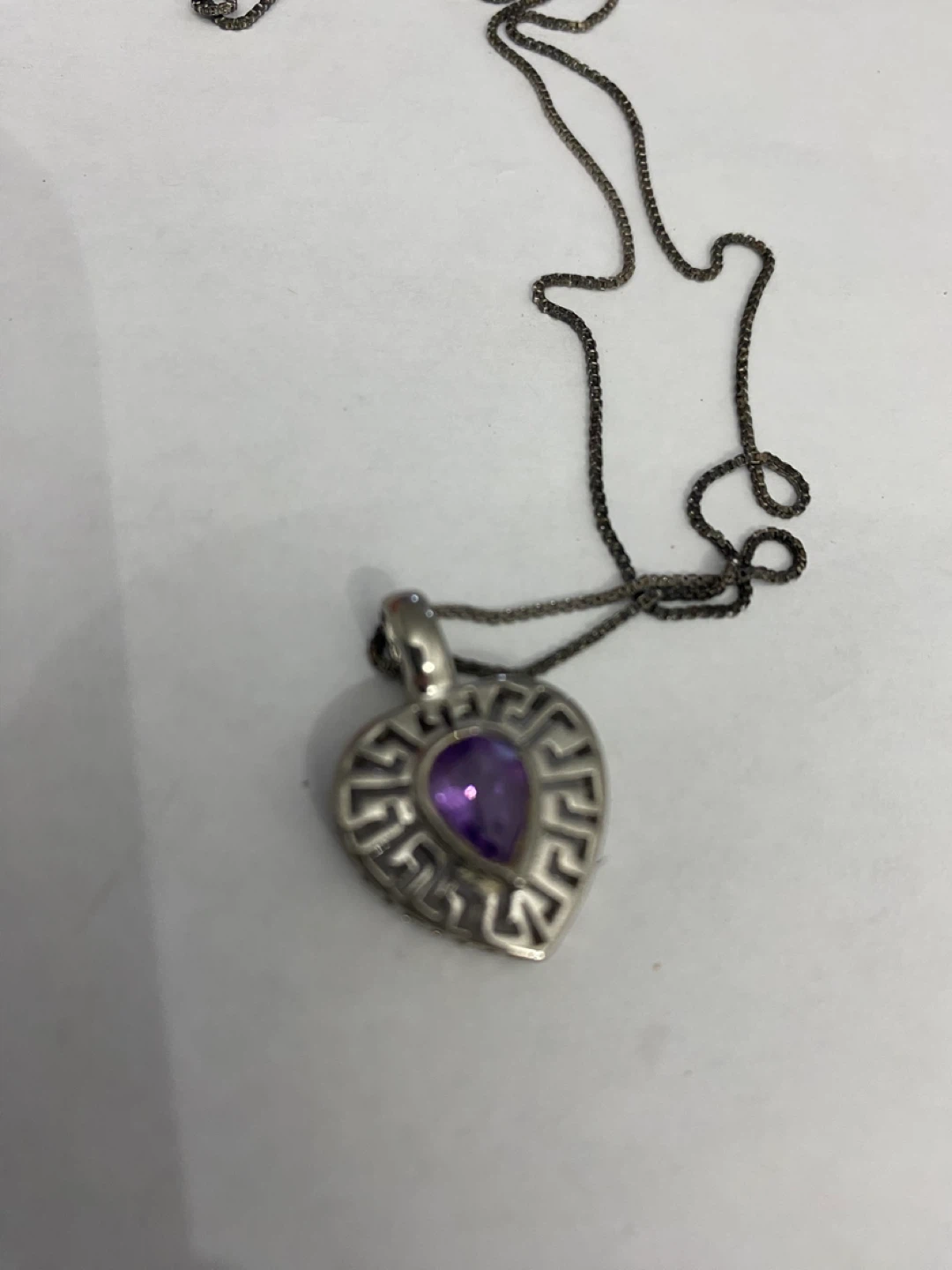 Silver necklace with amethyst heat
