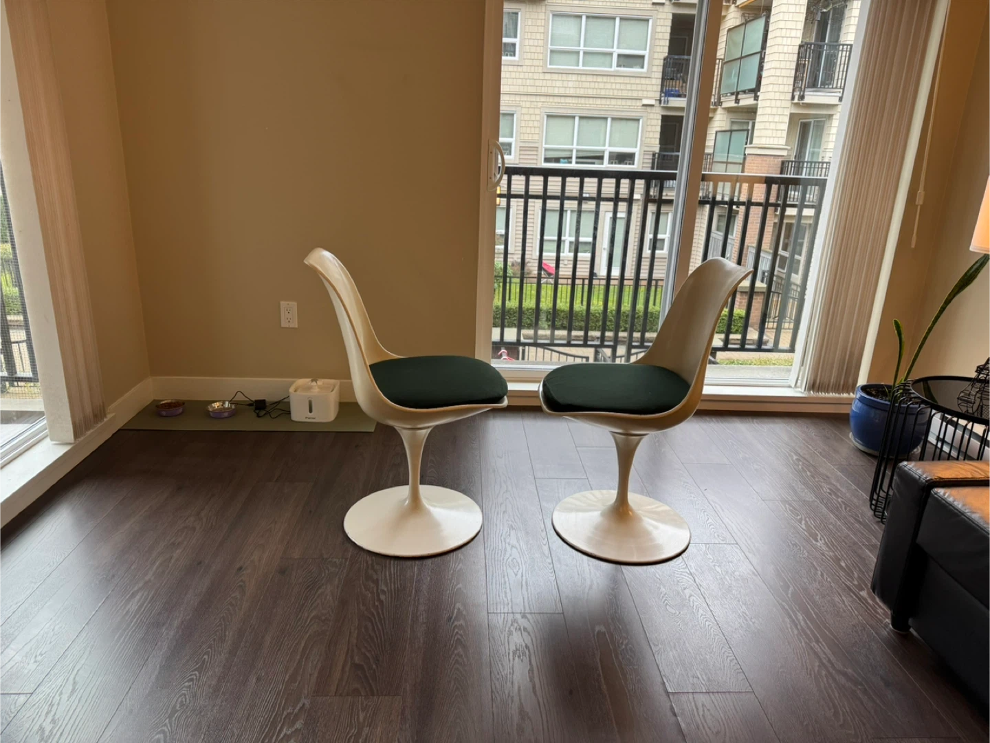 Mid-Century Modern Tulip-Style Chairs – Set of 2 - photo 4