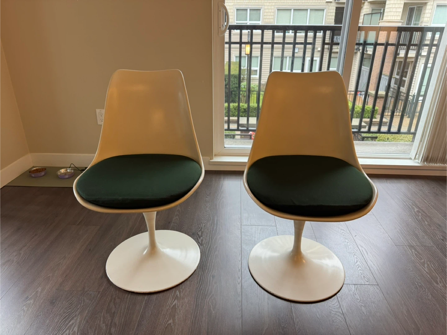 Mid-Century Modern Tulip-Style Chairs – Set of 2