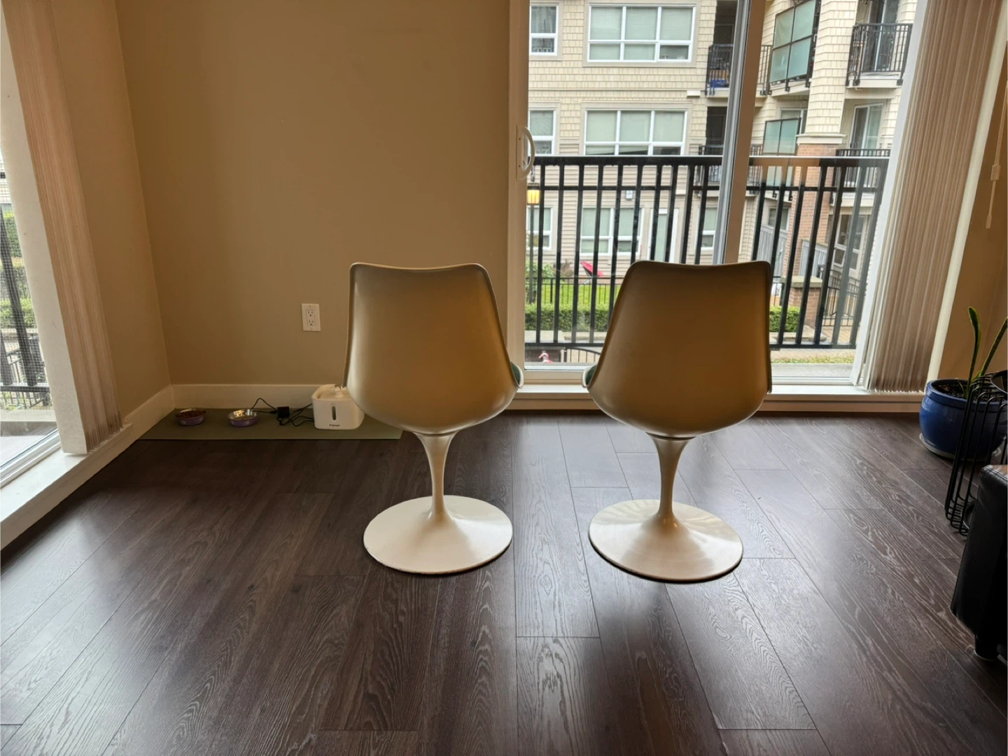 Mid-Century Modern Tulip-Style Chairs – Set of 2 - photo 3