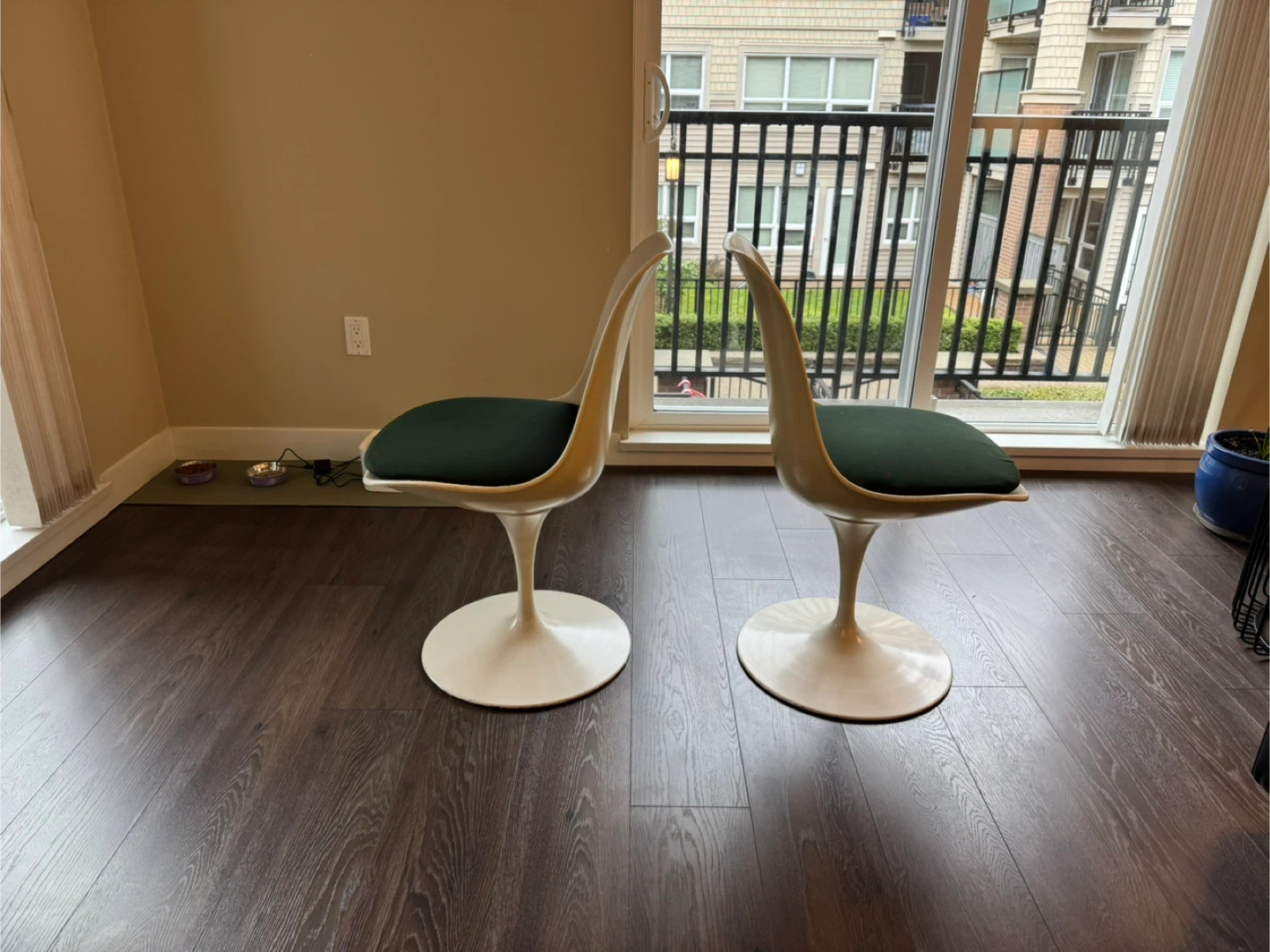 Mid-Century Modern Tulip-Style Chairs – Set of 2 - photo 2
