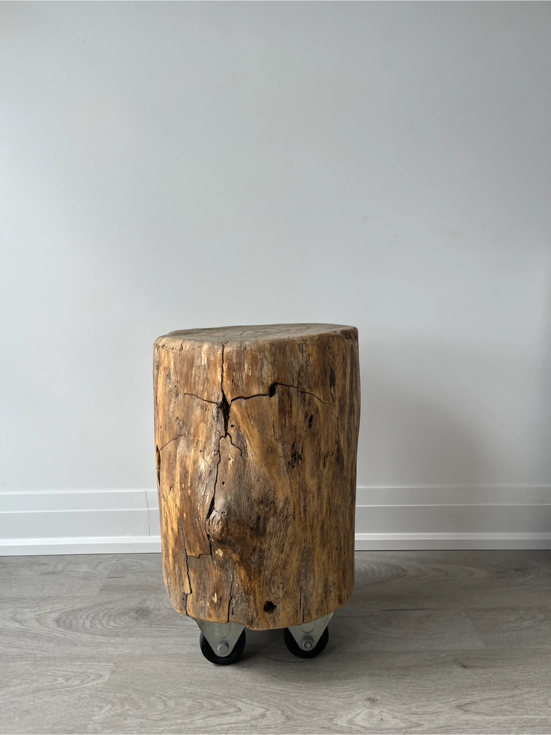 Tree Stump Side Table with Wheels - photo 4