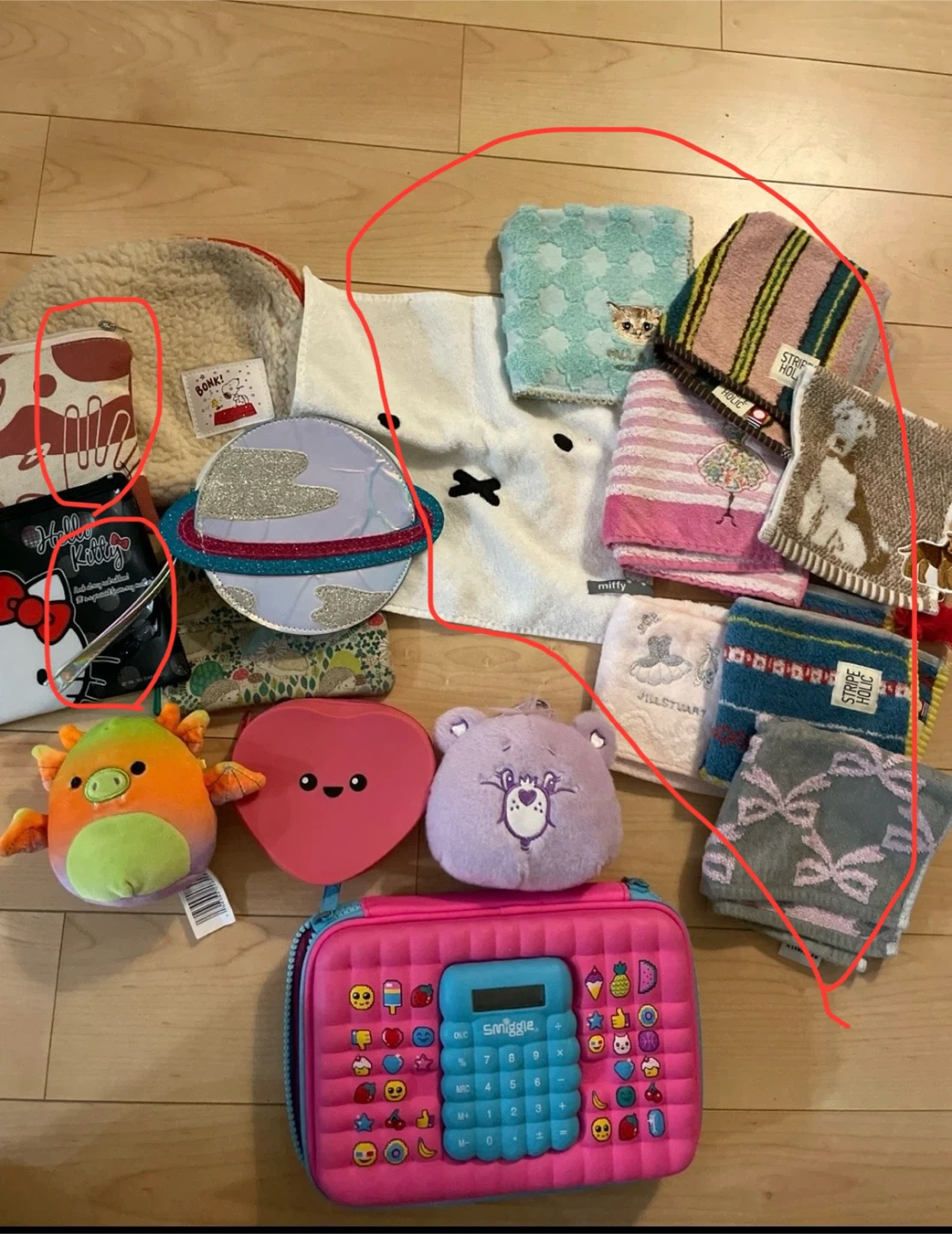Two pouches and eight towels