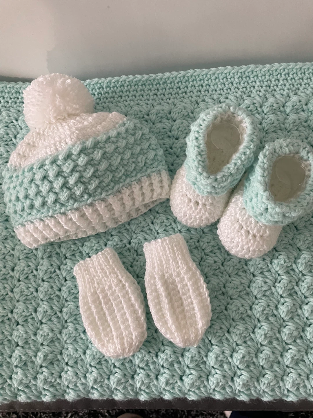 Brand New 4pc Baby Blanket set - photo 2