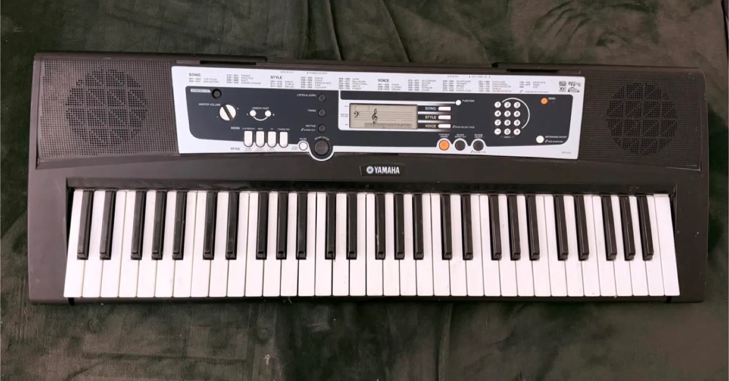 Yamaha Keyboard + Stand (Great Condition) - photo 2