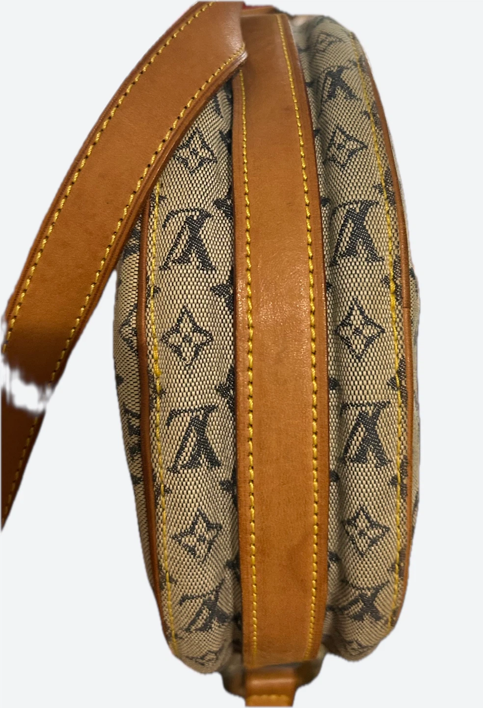 Authentic LOUIS VUITTON Canvas Round Shoulder Bag... See more - photo 3