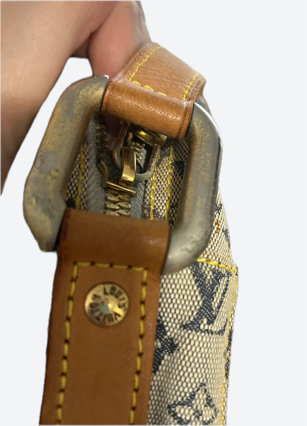 Authentic LOUIS VUITTON Canvas Round Shoulder Bag... See more - photo 4