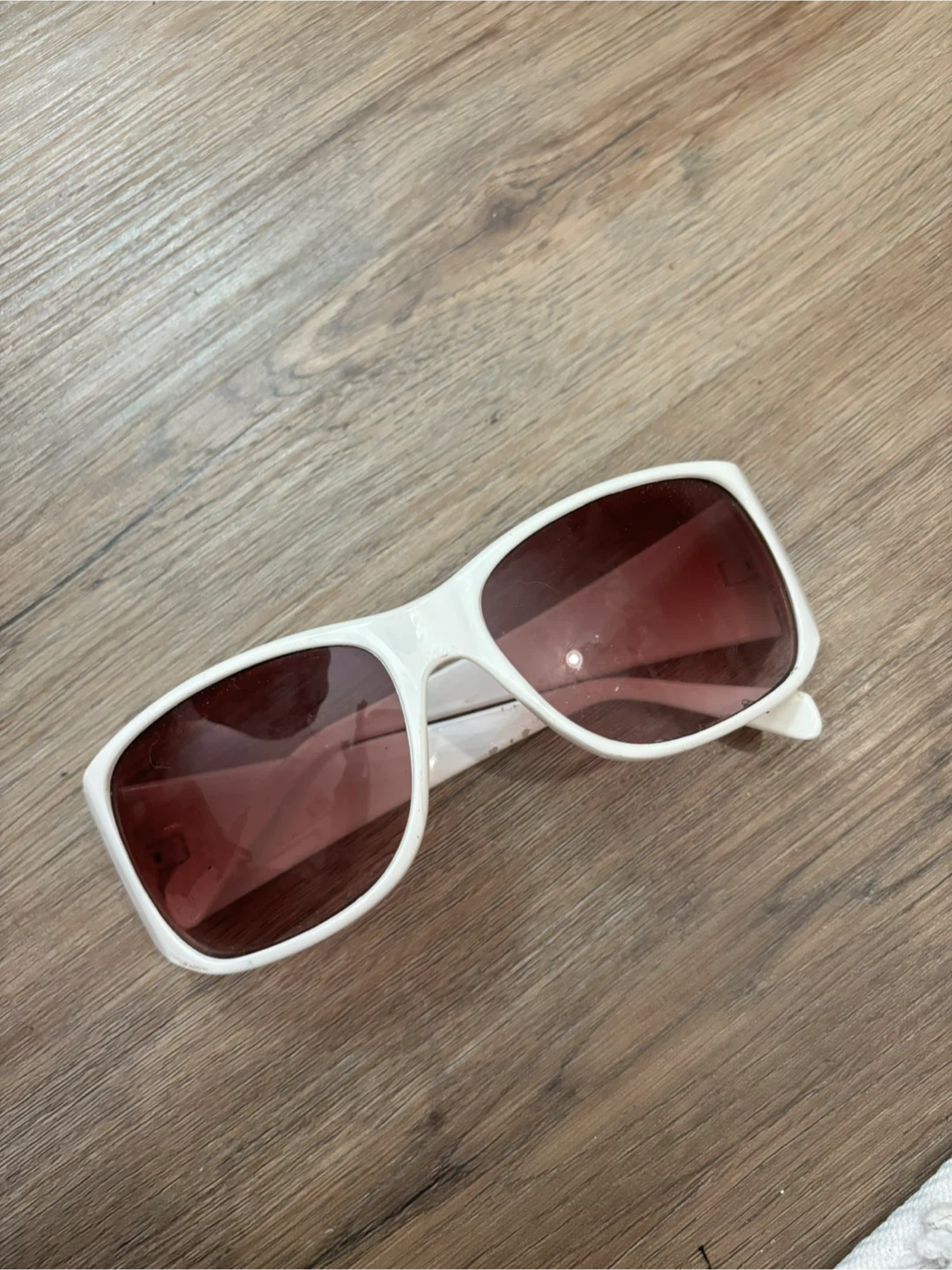 White CHANEL Sunglasses - photo 2