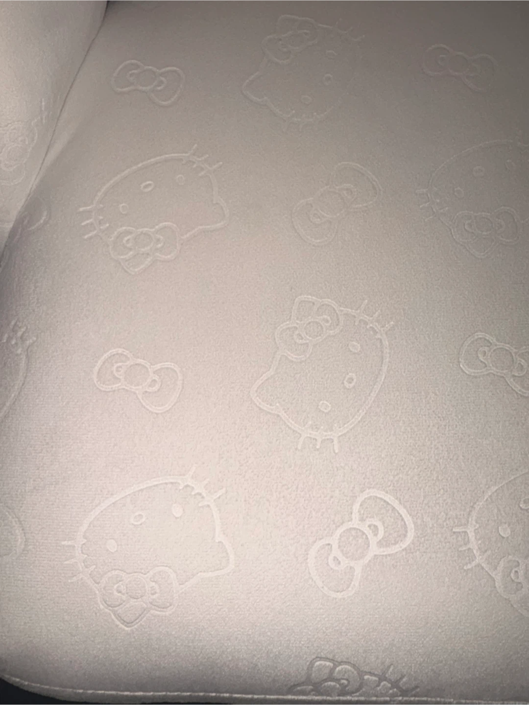 Hello Kitty White Embossed Chair - photo 2