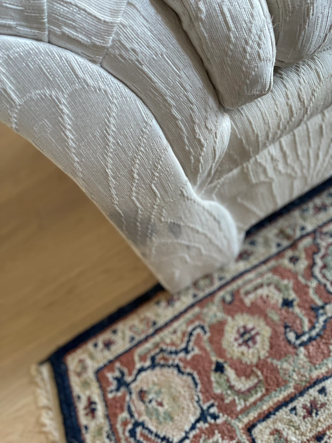 White patterned sofa with loose cushions - photo 3
