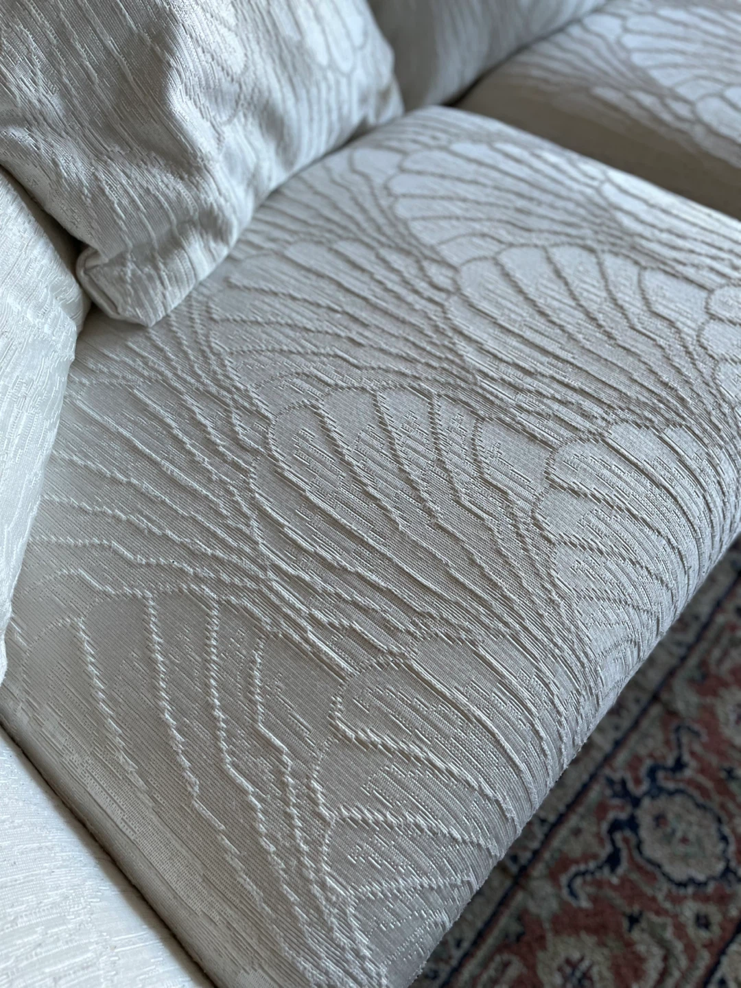 White patterned sofa with loose cushions - photo 2