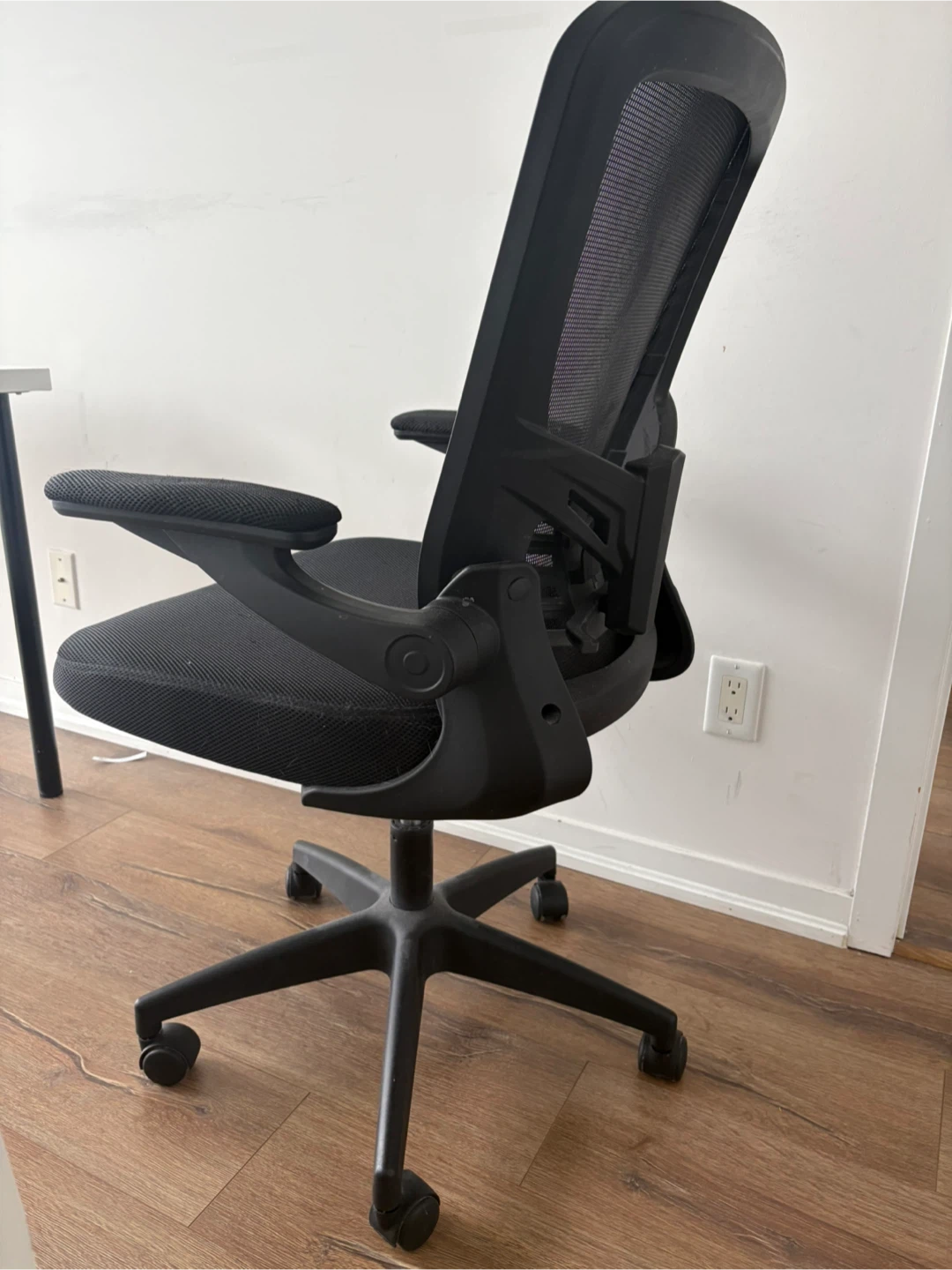 Ergonomic Office Chair and table - photo 3