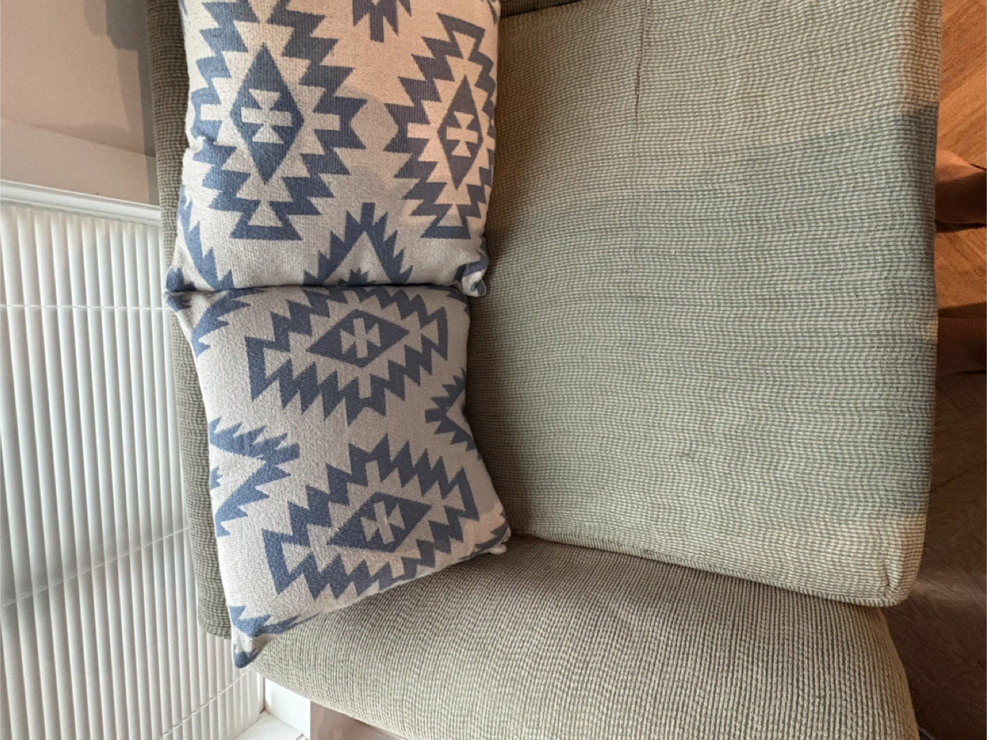 Couch - photo 2