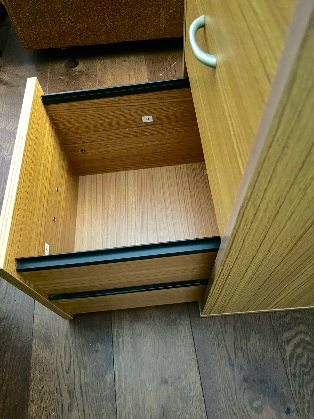 100% hard wood cabinet or night stand in great conditions - photo 4