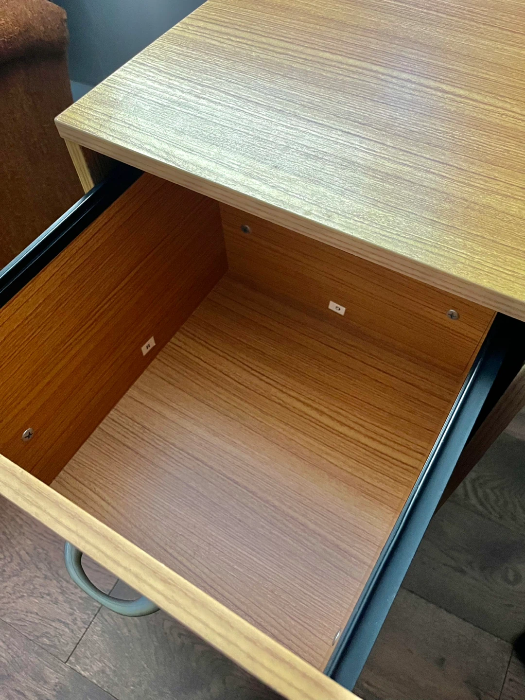 100% hard wood cabinet or night stand in great conditions - photo 3