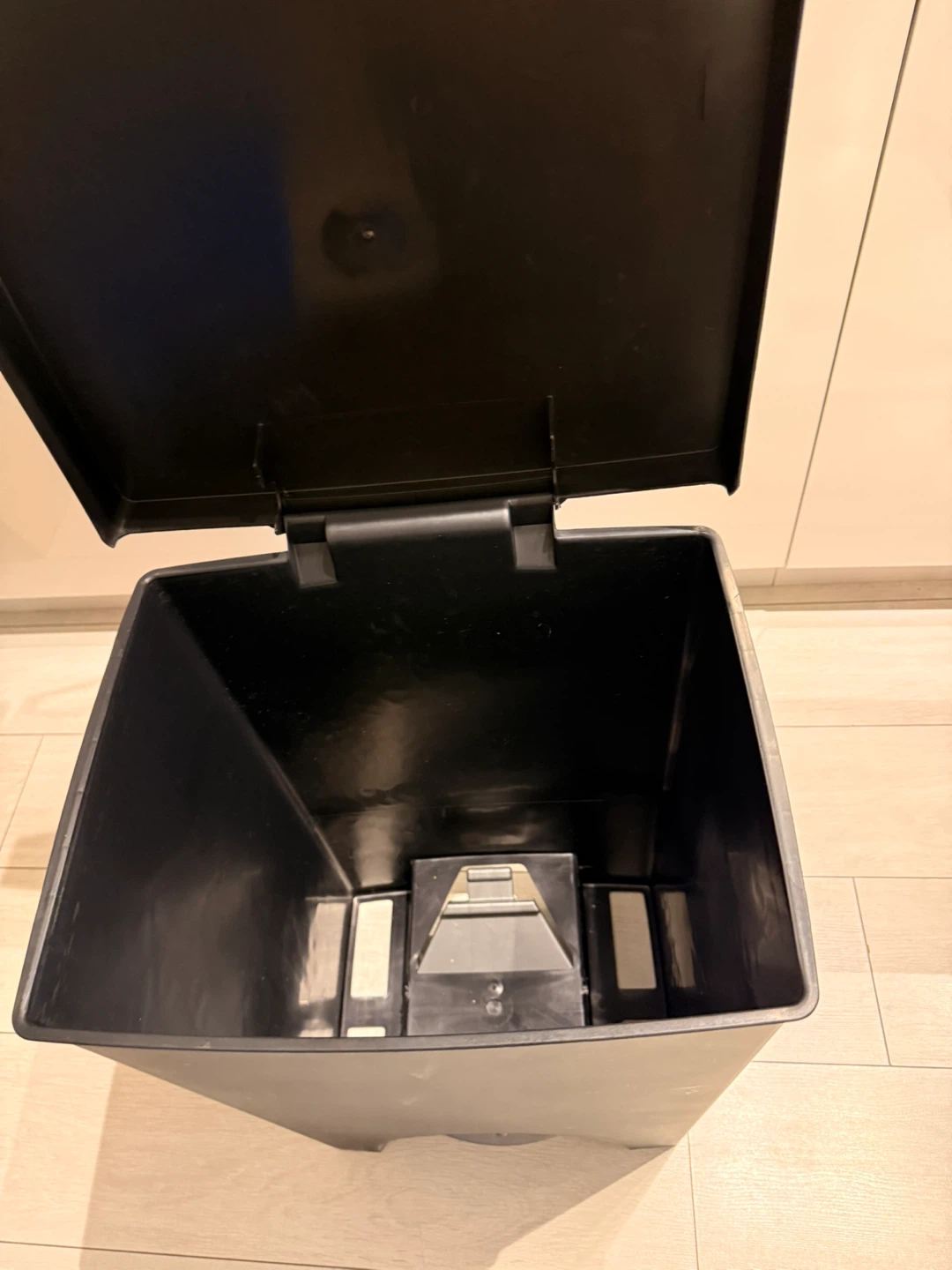 Trash can - photo 2