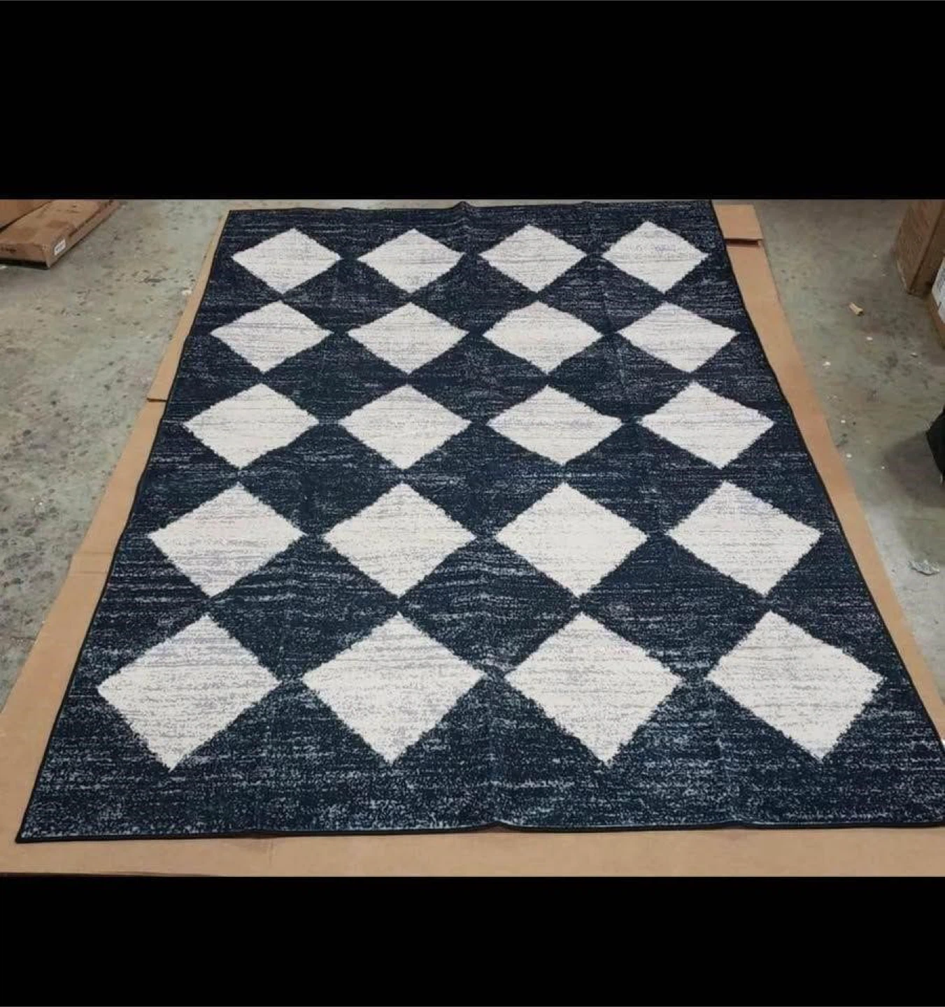 Area Rug - Black & White Diamond Pattern 5x7 - photo 3