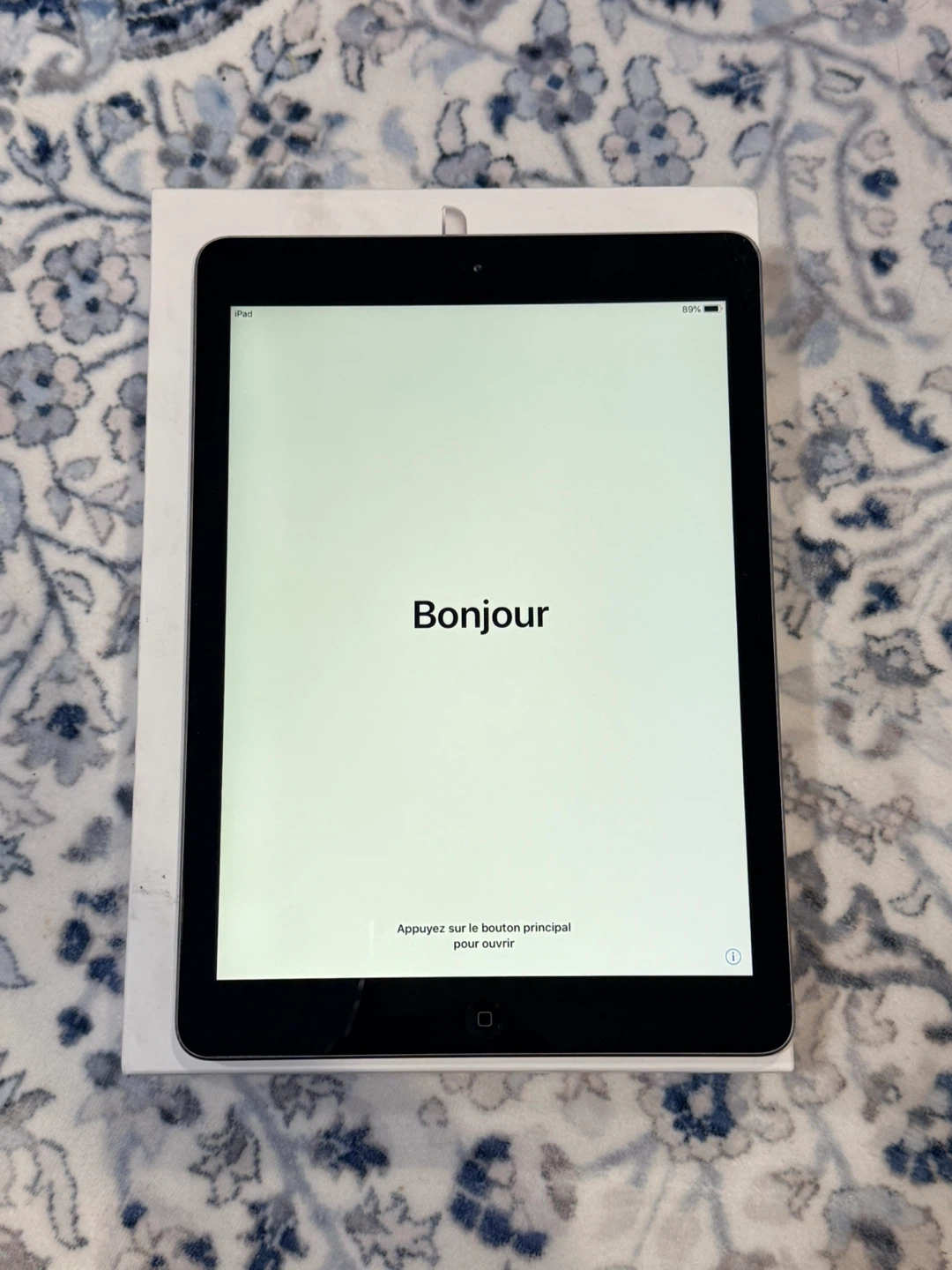 🥕Apple iPad Air 32 GB, Space Gray - Includes Box & Charger