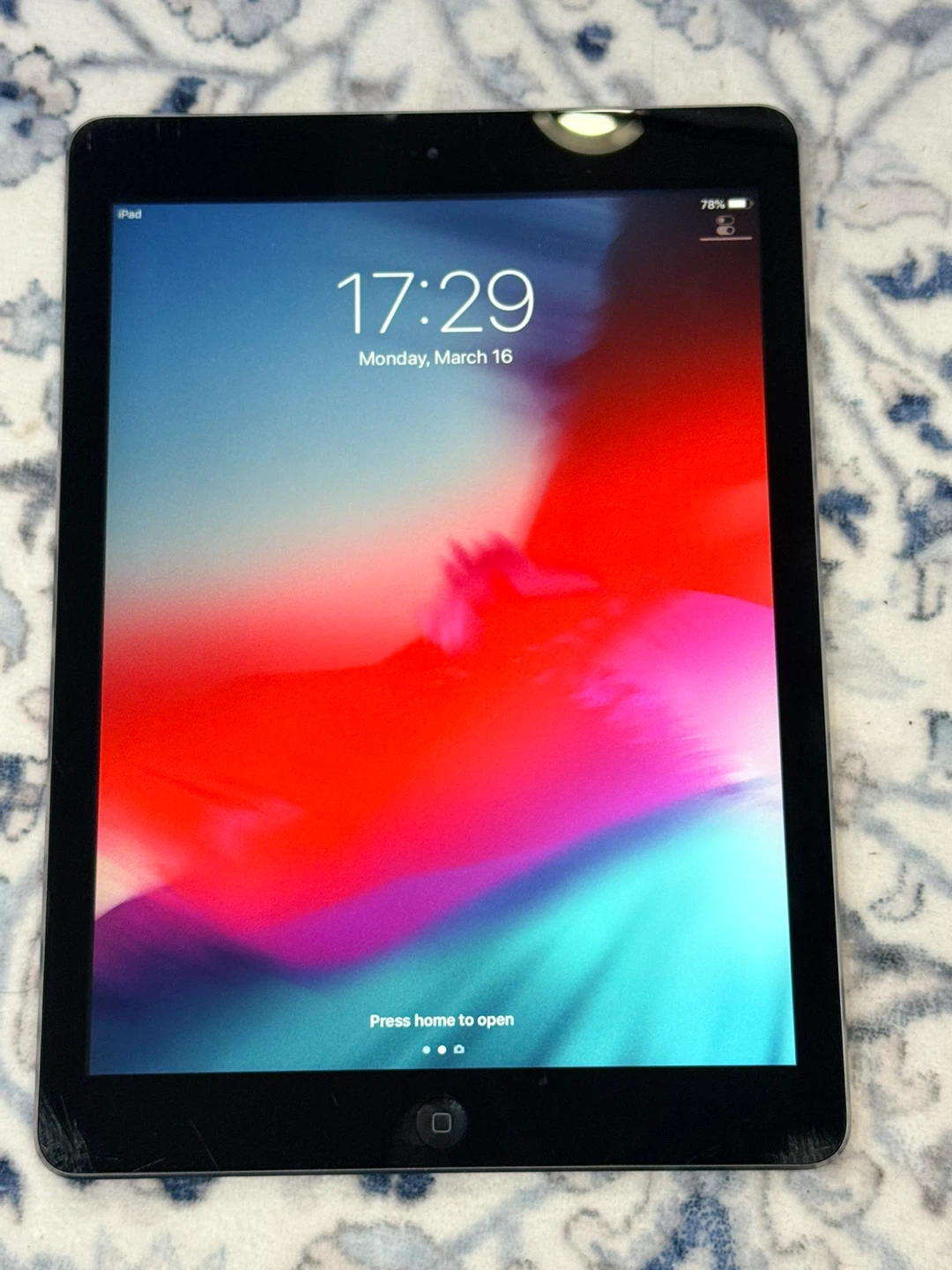 Apple iPad (4th Gen) with Box and Charger