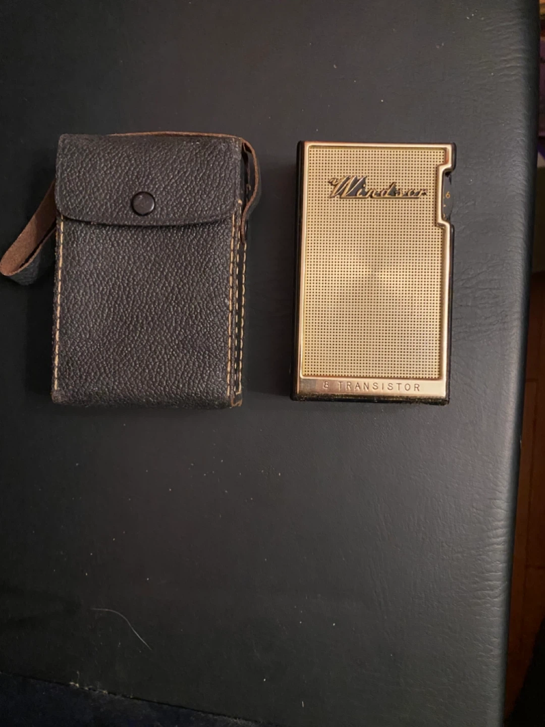 Windsor 8 Transistor Radio with Case - photo 3