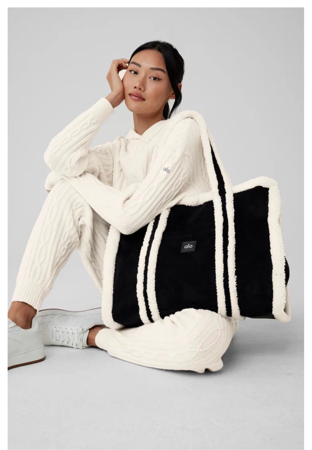Alo Winterfun Tote Bag - Black/White Sherpa