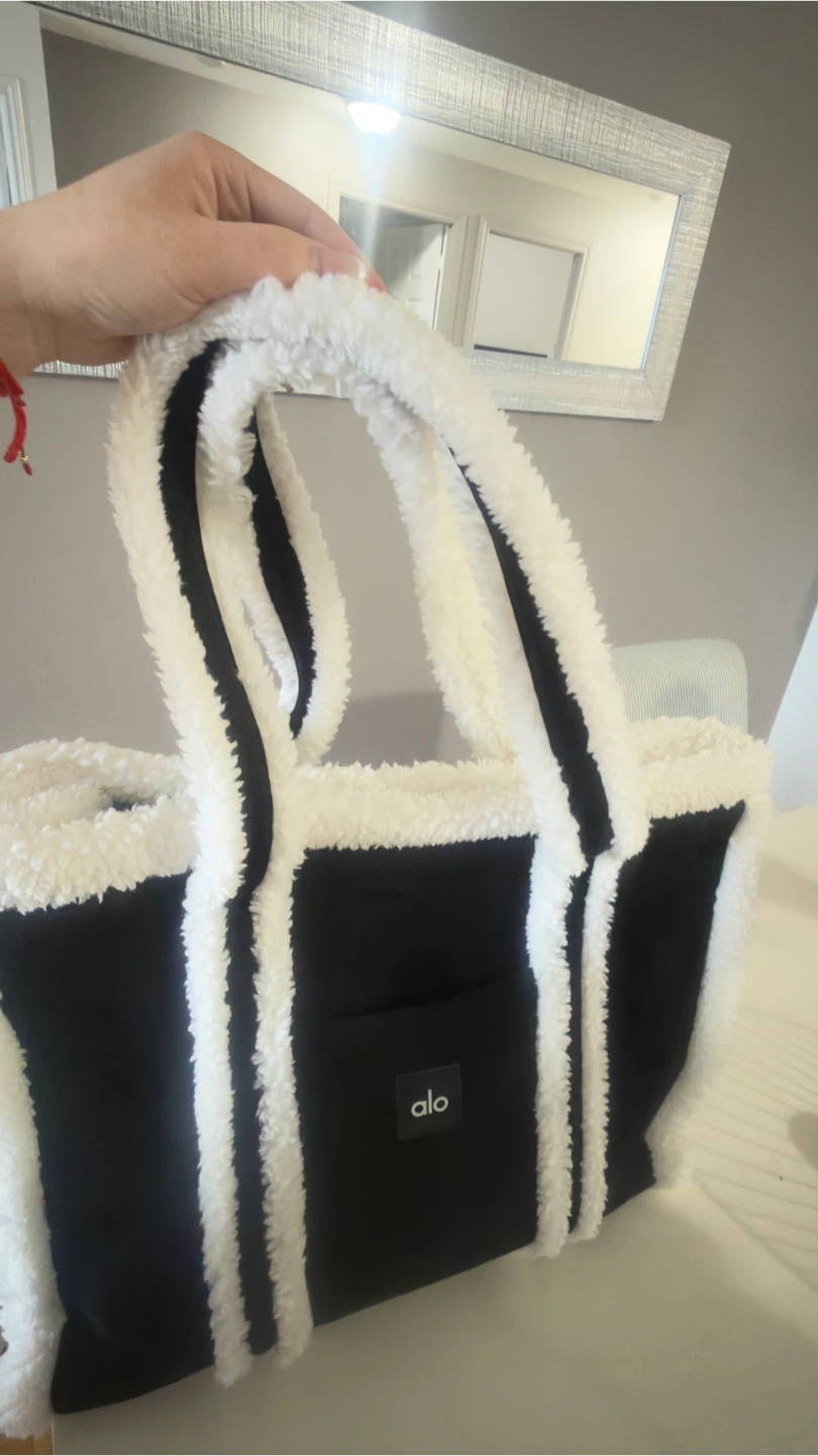 Alo Winterfun Tote Bag - Black/White Sherpa - photo 5