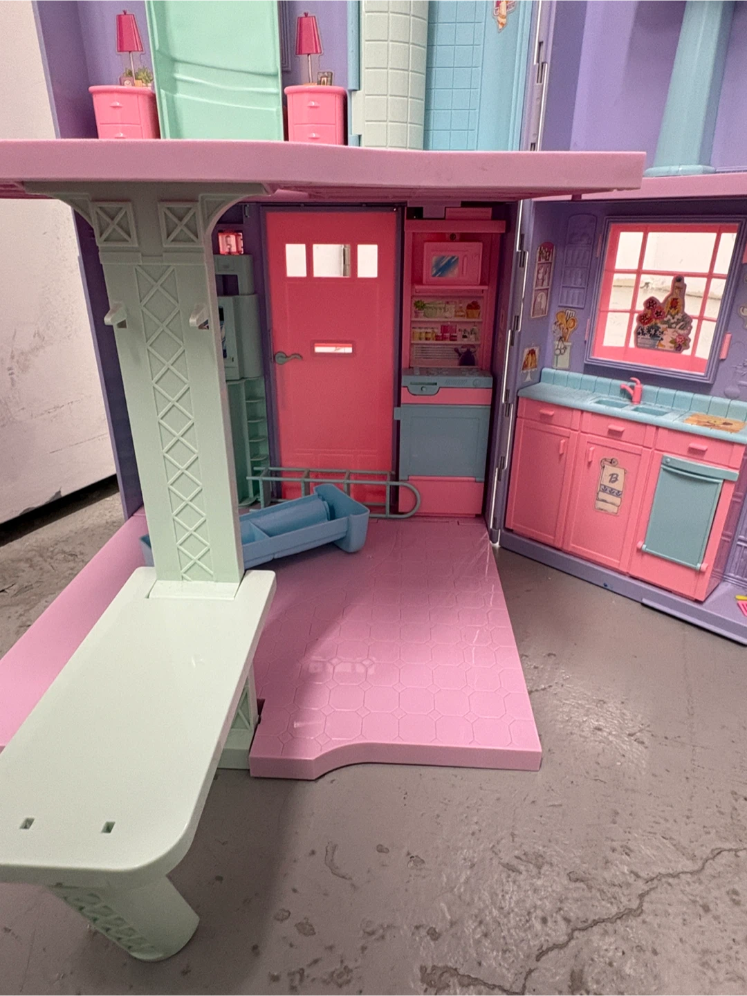 Barbie Dreamhouse Foldable Dollhouse - photo 3