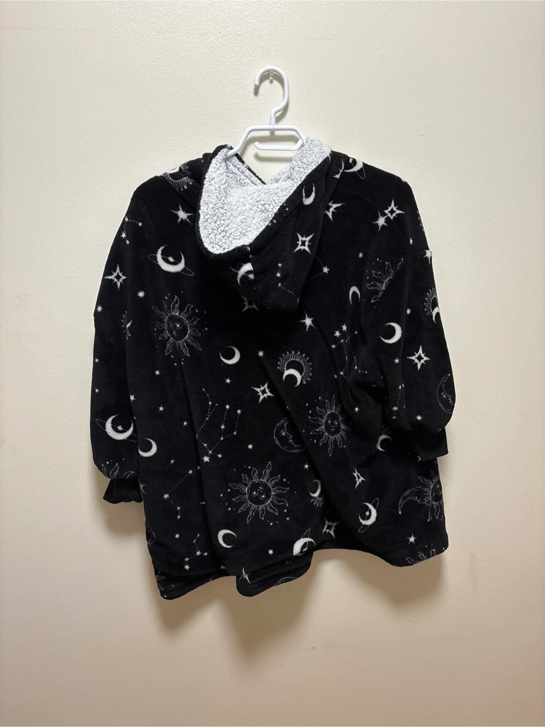 Cozy Black Celestial Print Hooded Blanket - photo 2