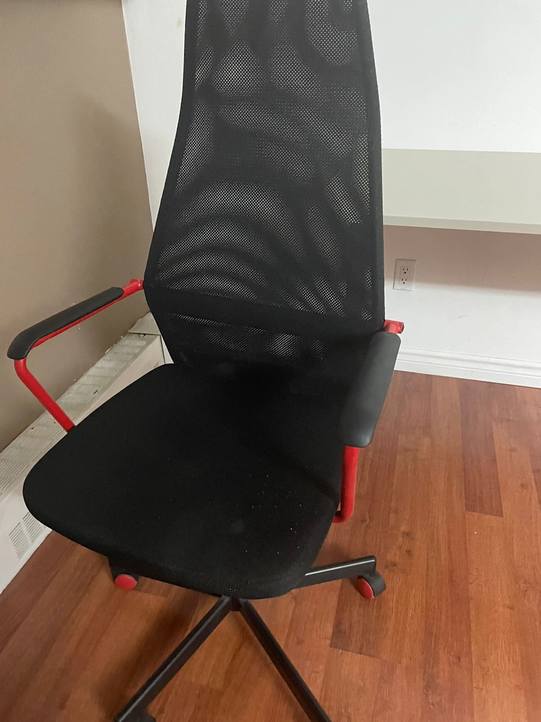 Black office chair with red accents - photo 2