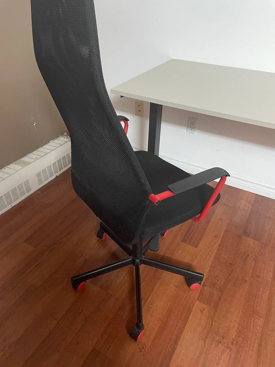 Black office chair with red accents - photo 4