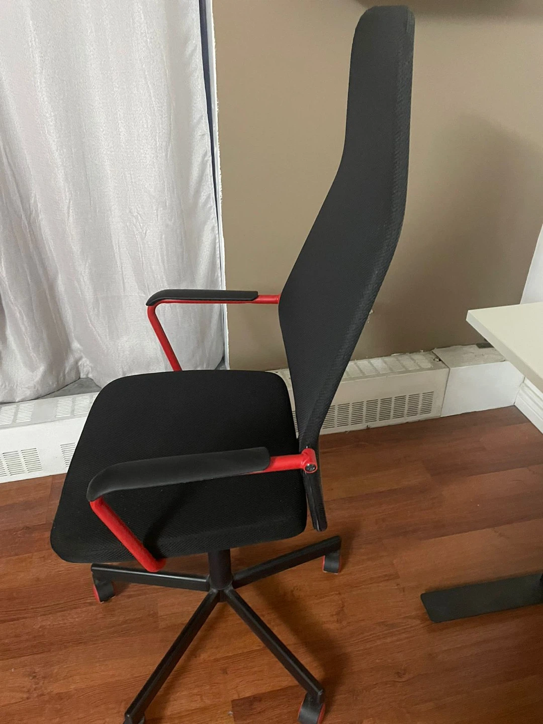 Black office chair with red accents - photo 3