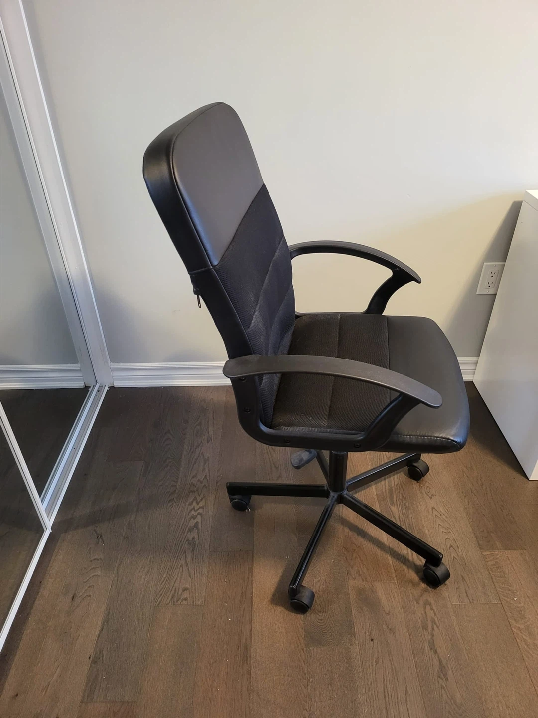 Black Office Chair - photo 2