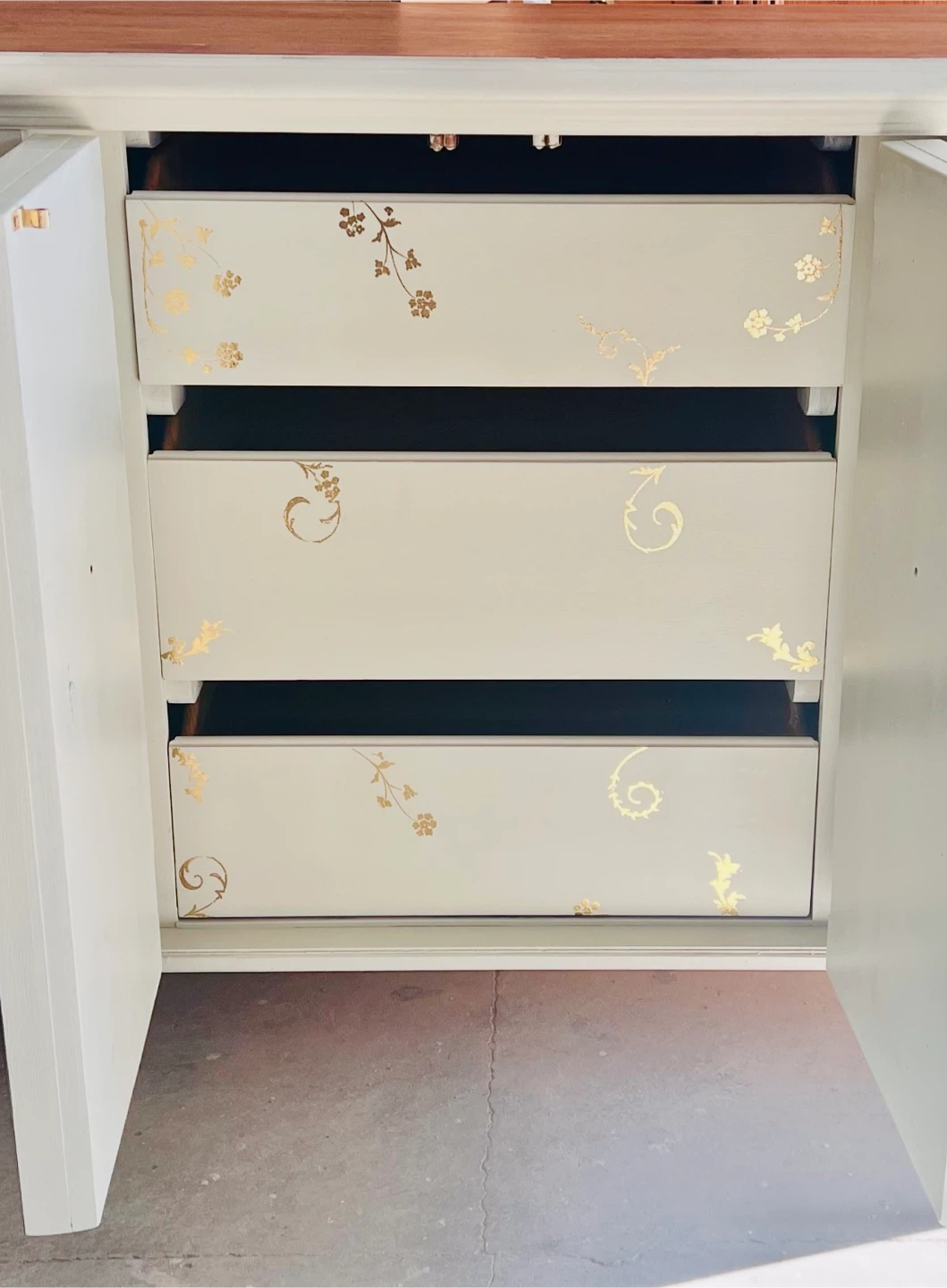 Light green refinished Dresser - photo 4