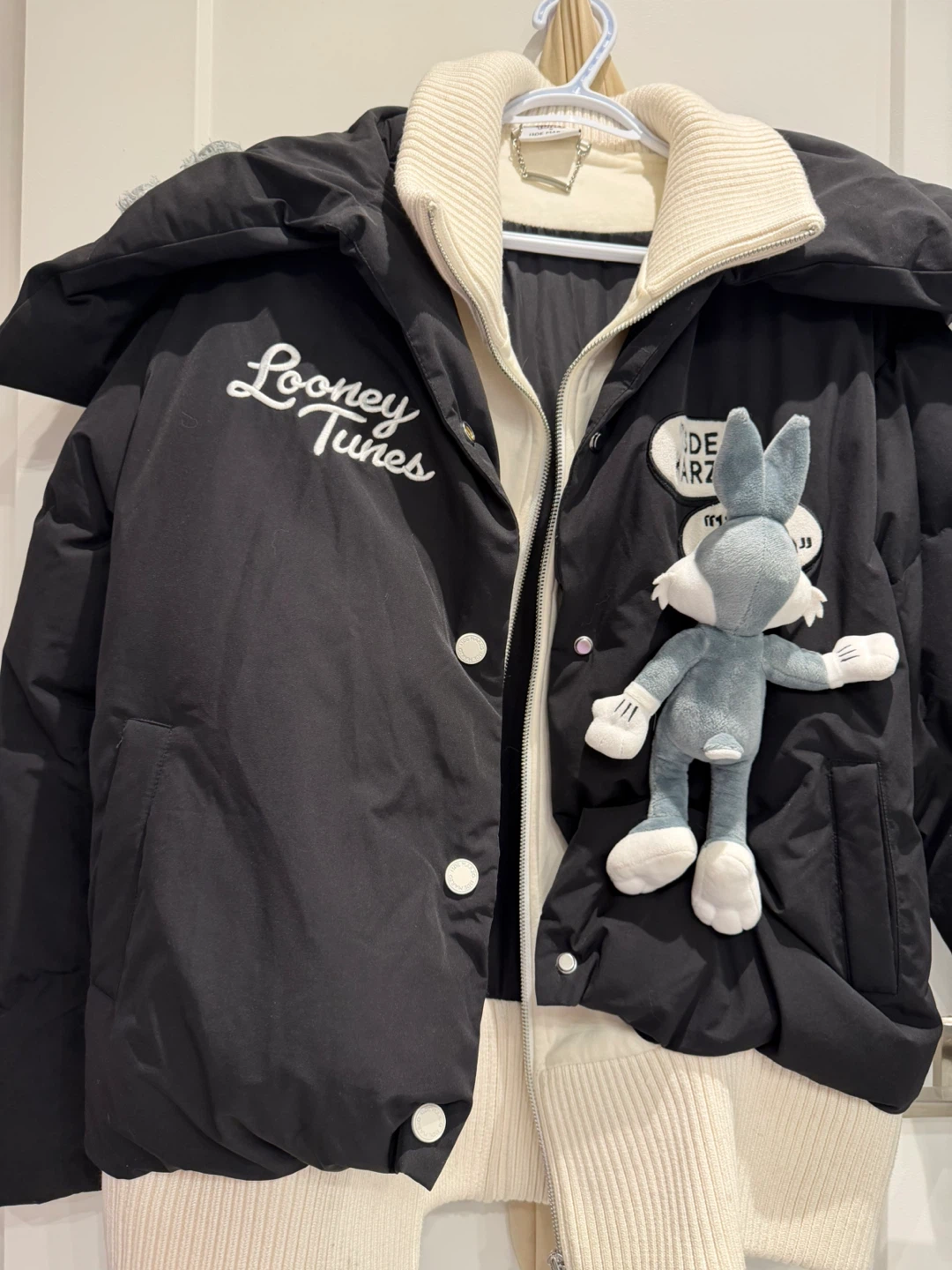 13DE MARZO x Looney Tunes Black Puffer Jacket with Bugs Bunny - photo 4