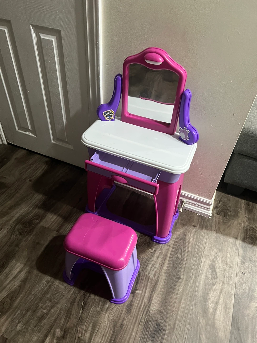 Kids Play Vanity with Stool