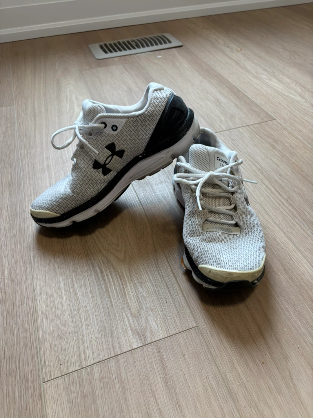 Under Armour  9 Running Shoes - White/Black - Size 8.5